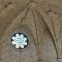 Una altra mostra del treball del vidre durant el modernisme és aquesta rosassa just presidint l’altar.