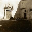 1923. La façana i la plaça de l’Església abans que el terra fos pavimentat