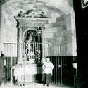1923.  En la fotografia d’Arcadi Cortès intuïm una porta que és la que avui dia dóna pas a la Sala Tarrés. Aquest altar de sant Josep queda tancat amb una reixa.