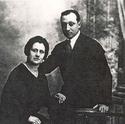 1919. Daniel Cardona i Civit, des de feia poc hereu de can Cardona, es casa amb Madrona Gelabert i Castellví filla de la masia de Can Mèlich.