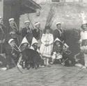 1920. Festa de Sant Nicolau. Una colla de nois i noies participant a la festa posant davant del retratista a l’era de can Cardona. 