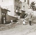 1925. La construcció de la plaça de Verdaguer va fer desaparèixer els horts que la masia de Can Cardona hi tenia.