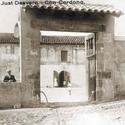 1925.  Jordi i Núria Cardona jugant al pati mentre  el seu pare, Daniel, era exiliat a Perpinyà a causa de la Dictadura del general Primo de Rivera.