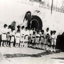 1928. Caramelles infantils davant del portal d’entrada a l’interior de la masia