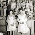 1961: Les dependentes amb els seus davantals blancs davant la cansaladeria Fosalva