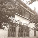 194-196.La construcció de la segona planta de l’edifici de l’Escola Montserrat va ser interrompuda durant la guerra. Al fons de la imatge a la dreta es veu l’entrada del refugi. 
