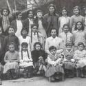 1953-1954.Grup de nenes de l’Escola Montserrat . Al fons a l’esquerra es veu des d’un altre angle l’entrada del refugi. 