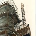 1996: Obrers treballant en la construcció del mirador al capdamunt de la xemeneia, a 160 m d’alçada. 