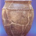 Urna de ceràmica a ma o a torn lent amb decoració de cordó feta servir per bullir aliments. És una producció local de la Laietania. 