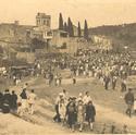 Grup de santjustenques, en primer terme, a l'aplec de Dilluns de Pasqua a Santa Creu d'Olorda. Col·lecció Quintana Cortès